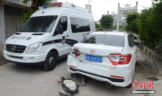  4月28日，福建省福州市閩侯縣發(fā)生一起惡性駕車撞人事件，圖為被撞車輛損毀嚴(yán)重。經(jīng)初查，該肇事男子叫林某新（漢族，37歲，福州長樂人），因婚姻問題，情緒失控，駕車從閩侯縣青口鎮(zhèn)往尚干鎮(zhèn)方向，沿奔馳大道行駛，連續(xù)撞人。中新社發(fā) 劉可耕 攝