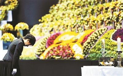 4月29日，韓國(guó)總統(tǒng)樸槿惠為“歲月”號(hào)沉沒(méi)客輪死難者默哀圖片/IC