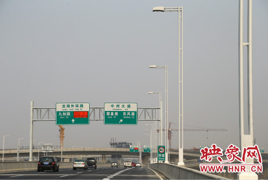 市民可通過北三環(huán)快速路高架橋直達(dá)東區(qū)。