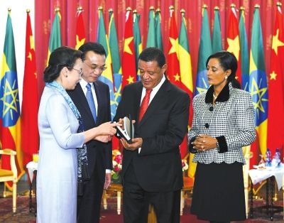 李克強(qiáng)總理與夫人程虹當(dāng)?shù)貢r(shí)間6日上午同埃塞總統(tǒng)穆拉圖夫婦在國(guó)家宮會(huì)見(jiàn)。會(huì)見(jiàn)后，程虹將自己的著作和譯著贈(zèng)送給姆拉圖總統(tǒng)夫婦。