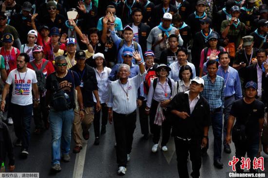 5月9日，泰國反政府示威者在素帖（中）的領導下在曼谷市中心游行。