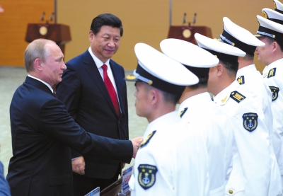 習(xí)近平與普京共同出席中俄聯(lián)合軍演開(kāi)幕式。