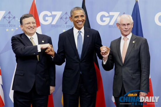 資料圖：6月4日，歐洲理事會主席范龍佩（右）和歐盟委員會主席巴羅佐（左）在會場門口歡迎前來與會的美國總統(tǒng)奧巴馬。由歐盟主持的七國集團領導人會晤4日晚間在布魯塞爾開幕，烏克蘭問題成為本次峰會核心議題。（新華社發(fā) 歐盟理事會供圖）