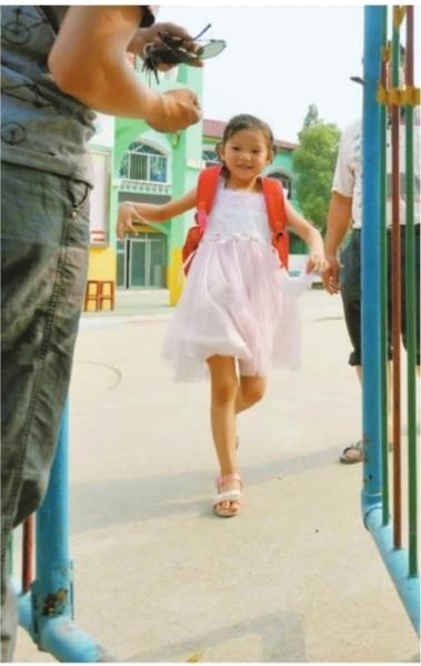 　　昨日，潛江市浩口鎮(zhèn)第三小學(xué)已被戒嚴(yán)，下午幼兒園學(xué)生放學(xué)時(shí)，一些家長(zhǎng)前來(lái)接孩子