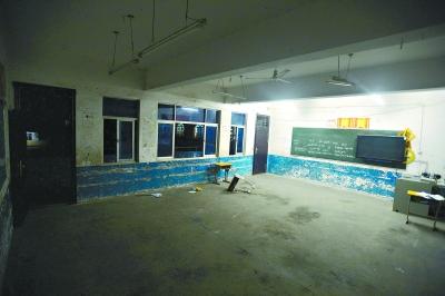 　　昨晚10時(shí)，事發(fā)教室里的書桌幾乎被搬空，一個(gè)損壞的書桌倒在地上