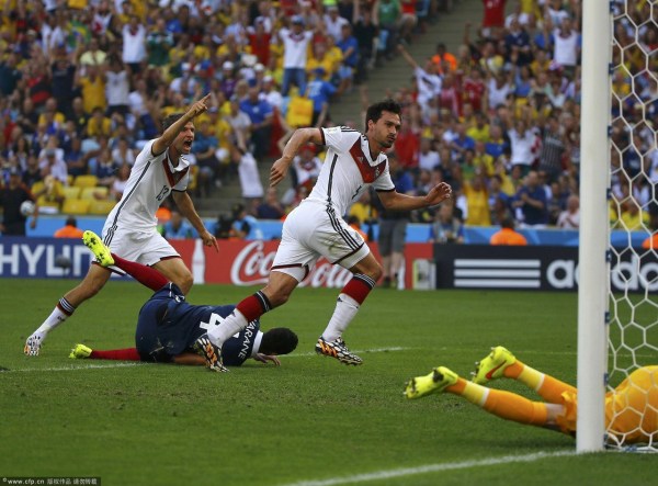 第13分鐘，胡梅爾斯頭球破門