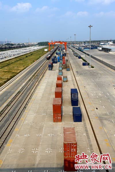 深處中原腹地的鄭州卻提出了一個(gè)響亮的口號(hào)，要打造成為中西部地區(qū)對(duì)外貿(mào)易的“無水港”。