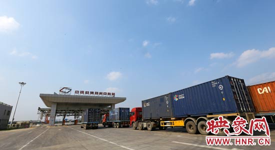 一頭連著生產(chǎn)，一頭牽著消費(fèi)，現(xiàn)代物流業(yè)成為經(jīng)濟(jì)運(yùn)行的血脈。