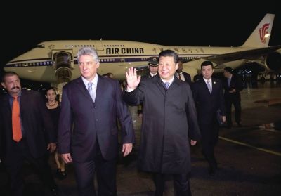 21日晚,習近平乘坐的專機抵達哈瓦那何塞·馬蒂國際機場。古巴國務委員會第一副主席兼部長會議第一副主席