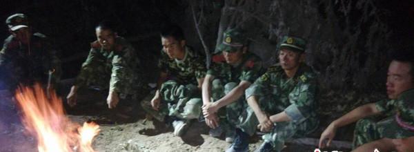 8月5日晚，受困官兵等待天亮以后的救援。