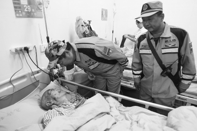 緊張的救援間隙，中國緊急救援河南基地的隊員還探望了被救的84歲老人。