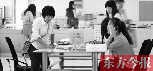 　　行政審批“瘦身”，不僅提高了行政效率，節(jié)約了行政資源，而且最大限度地方便了群眾