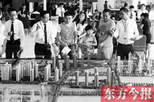 昨天上午，在鄭州市區(qū)一售樓部內(nèi)，看房的顧客比平時(shí)多了不少