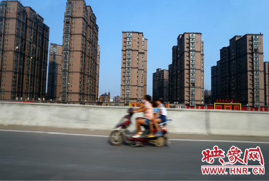 三環(huán)快速路開(kāi)通后，仍有一些電動(dòng)車(chē)違規(guī)上橋。