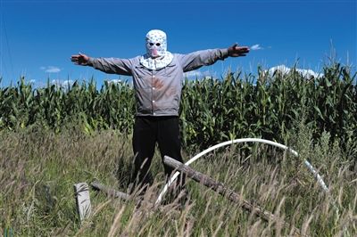 一牧民向記者描述化工園區(qū)打的水井：“他們的井又深又大，我們肯定搶不過(guò)他們?！? width=