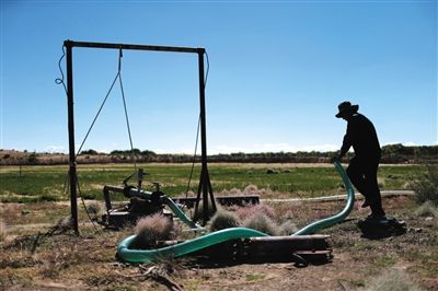 　布日古德起動(dòng)水泵，等了幾分鐘才有水上來(lái)，沒(méi)抽一會(huì)兒就沒(méi)水了，等一陣子才能繼續(xù)抽。