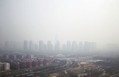 玉米秸稈煙淹了“大玉米”10月7日，霧霾籠罩下的鄭東新區(qū)CBD。