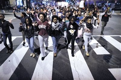 　24日，美國華盛頓，民眾在白宮前參加示威，抗議不起訴槍殺黑人青年的白人警察。