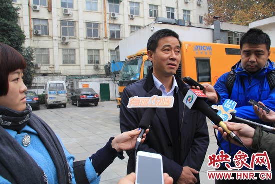 鄭州城市管理局行政執(zhí)法監(jiān)察支隊二大隊副大隊長杜陸水就“河南省人民會堂違法戶外廣告”一事，接受媒體采訪