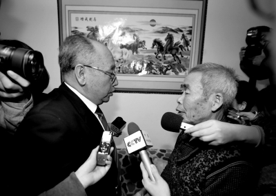 15日，內(nèi)蒙古高院副院長(zhǎng)趙建平（左）帶隊(duì)向呼格吉勒?qǐng)D父母送達(dá)再審法律文書(shū)。