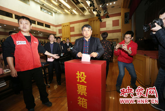 省委宣傳部副部長、省新聞出版廣電局局長朱夏炎現(xiàn)場投票