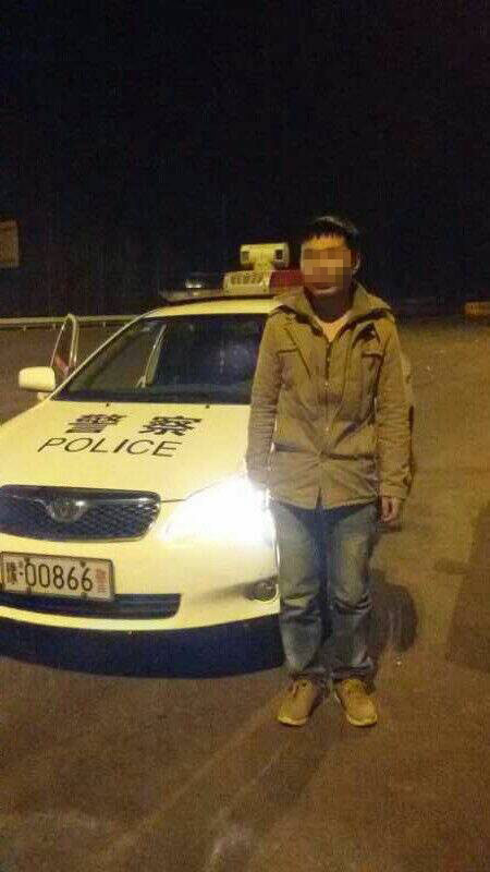 男子被父親拋棄后，在高速交警的幫助下才得以回家。