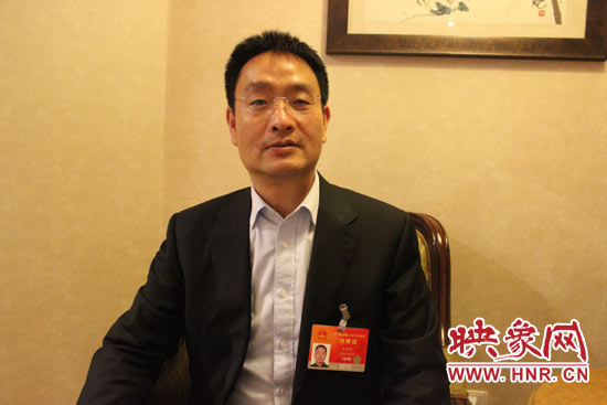 全國人大代表、輝縣市張村鄉(xiāng)裴寨社區(qū)黨總支書記裴春亮