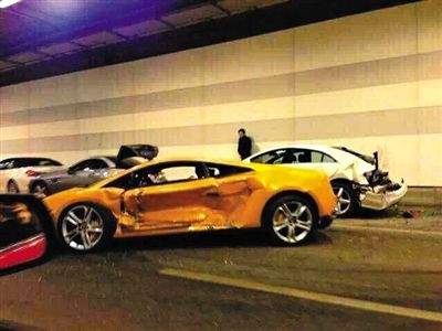 一目擊者出示照片，隧道內(nèi)，事發(fā)時(shí)還停著多輛車(chē)，其中一輛黃色豪車(chē)車(chē)門(mén)明顯內(nèi)凹，另一白色車(chē)車(chē)尾損毀嚴(yán)重。