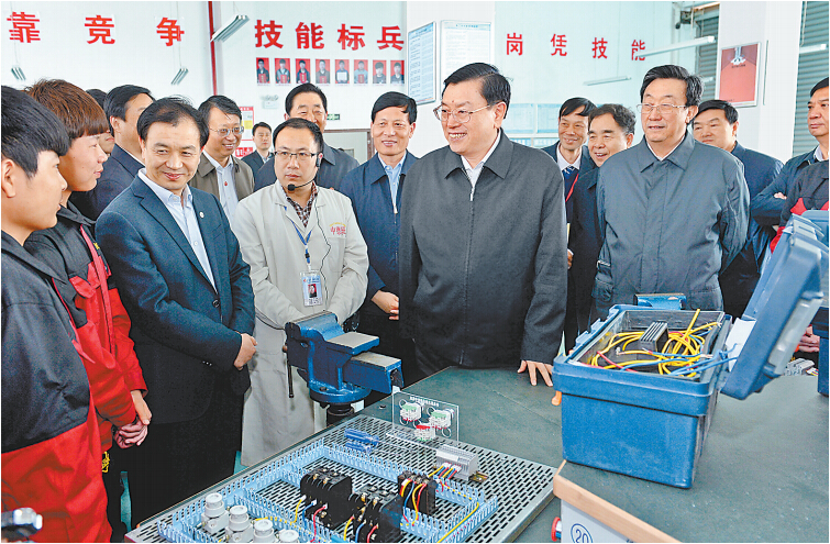 4月14日上午，中共中央政治局常委、全國(guó)人大常委會(huì)委員長(zhǎng)張德江在許昌技術(shù)經(jīng)濟(jì)學(xué)校與血神們親切交談。