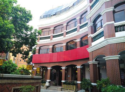 泉州多名干部稱，2010年下半年，徐鋼每周至少三天的下午在這幢建筑的地下酒窖。