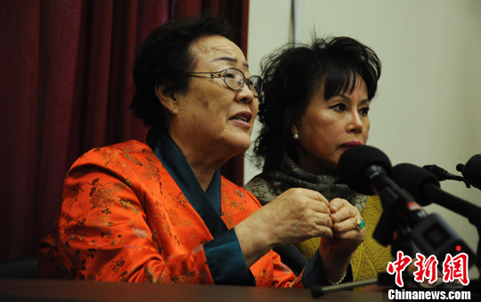 圖為慰安婦受害者李容洙（Lee Yong Soo。圖左）發(fā)表講話，要求安倍正式道歉。