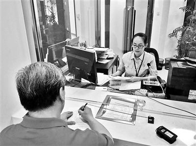 昨天，第一位行政案件立案者冀先生在立案大廳窗口前立案