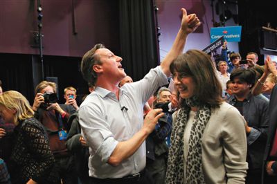 4日，英國巴斯，卡梅倫和妻子薩曼莎到一所女子學(xué)校助選。英國大選前夕，主要政黨的領(lǐng)袖們紛紛派妻子去拉選票。