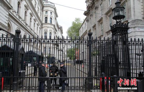 5月7日，英國舉行大選，英國首相府所在地唐寧街10號加強安保。民調顯示，英國兩大政黨保守黨和工黨的支持率不相上下，此次大選被稱為英國近40年來最難預測結果的一次大選。<a target='_blank' ><p  align=