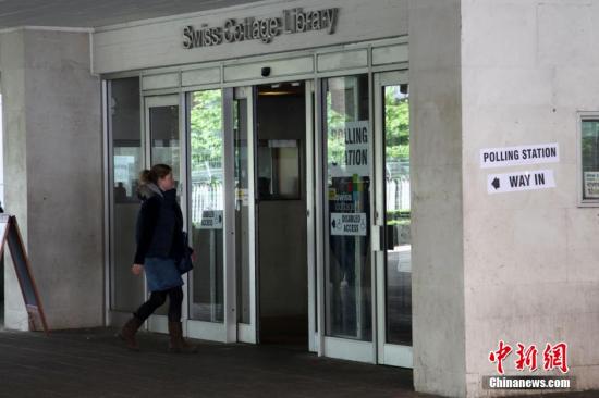 月7日，英國舉行大選，650個選區(qū)的選民前往投票站，選出代表各自選區(qū)的國會議員，贏得全國超過半數(shù)選區(qū)議席(即超過325個席位)的政黨，則獲得執(zhí)政權。圖為一名選民進入投票站投票。<a target='_blank' ><p  align=