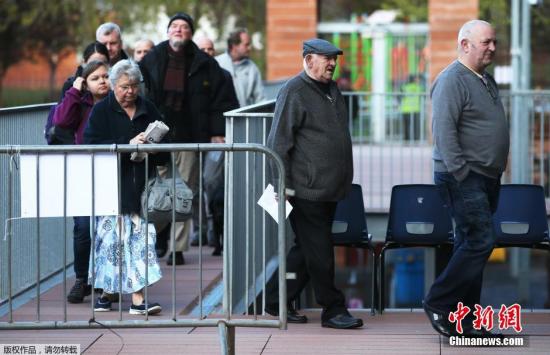 2015年英國大選投票已經于當?shù)貢r間5月7日早7點(北京時間7日下午14時)開始。選民將在首相卡梅倫領導的保守黨、米利班德領導的工黨及其他一些小黨中做出抉擇，投票結果將于8日出爐。