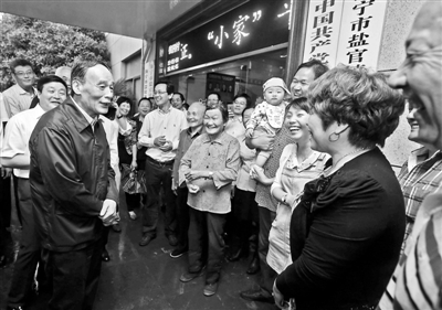 5月8日，王岐山與海寧市鹽官鎮(zhèn)桃園村黨委班子成員、老黨員和群眾親切交流供圖/新華社