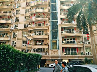 泉州鬧市區(qū)刺桐路上一小區(qū)。5月5日凌晨，泉州安監(jiān)局調(diào)研員謝清平在7號(hào)樓自殺。