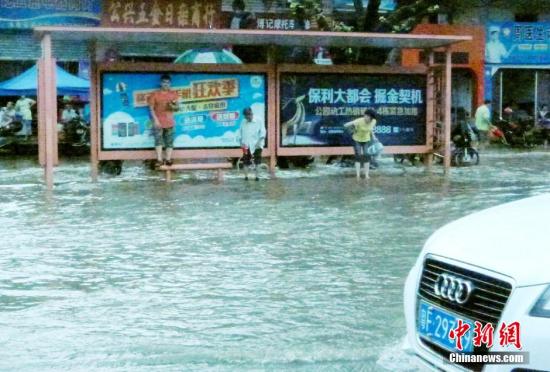 圖為暴雨持續(xù)兩小時，韶關(guān)市區(qū)又變“水城”。陳惠賢 攝