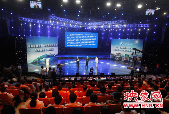 16日上午，河南電視臺1500平米演播廳內(nèi)座無虛席。