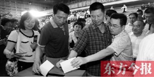 6月16日，河南電視臺(tái)面向社會(huì)公開選聘企業(yè)經(jīng)營管理團(tuán)隊(duì)，圖為競(jìng)聘現(xiàn)場(chǎng)投票環(huán)節(jié)