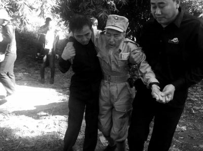 89歲老兵繆焜得知不能接到遺骸后嚎啕大哭。組織方供圖