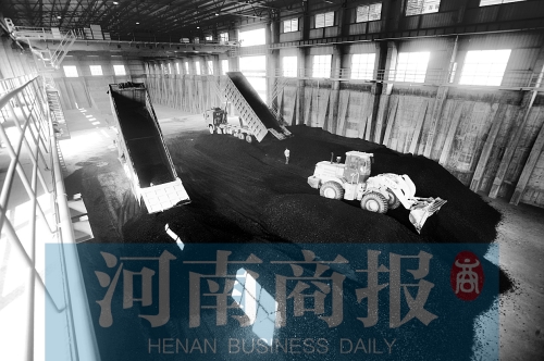 大量煤炭運往南區(qū)供熱站，為今冬供暖做準(zhǔn)備 河南商報記者 鄧萬里/攝