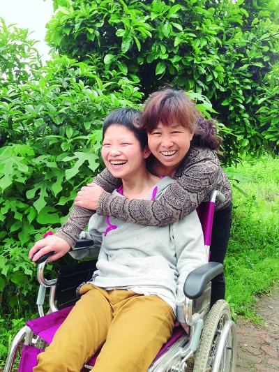 黃揚和母親許秀梅在陽光下好開心。（黃珊攝）