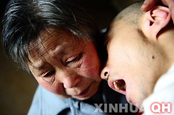 3月29日，母親邵秀景（左）同楊林在一起。