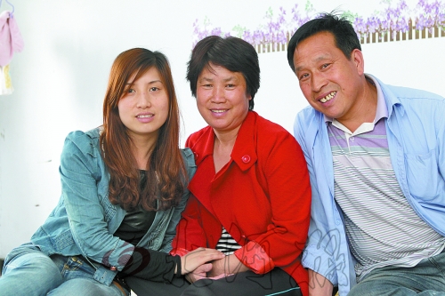 牛松玲（圖中）、郭新成夫妻和女兒