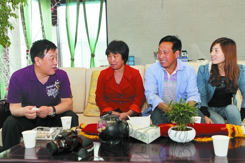 網(wǎng)友“奇石頑童”與牛松玲、郭新成夫婦