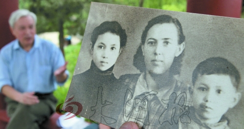 　前晚，花甲老人黎遠康特意給遠在哈薩克斯坦的老媽送上了母親節(jié)祝福