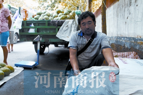 錢包就裝在這個編織袋里，枕在老陳頭下，沒想到還是被偷走了 實習(xí)生 唐韜/攝