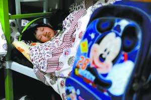 一名兒童昨晚在蘭考縣臨時(shí)救助站的房間入睡。新華社發(fā)